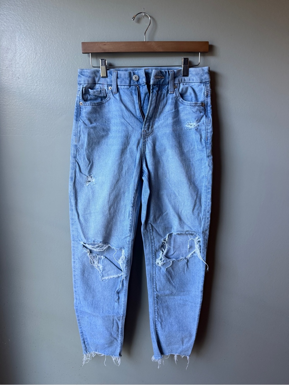 American Eagle Strigid Mom Jeans Size 4 Light Wash Distressed Ripped Denim